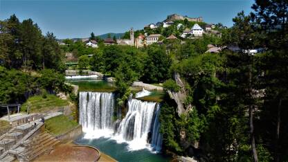 Vodopad u Jajcu.
U pozadini stari grad.