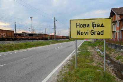 Tabla na ulazu u Novi Grad, Republika Srpska, Bosna i Hercegovina. Znak sa natpisom Novi Grad.