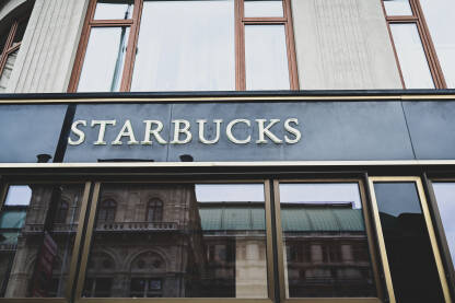 Starbucks natpis ispred kafića. Logo Starbucksa. Američki lanac kafića.