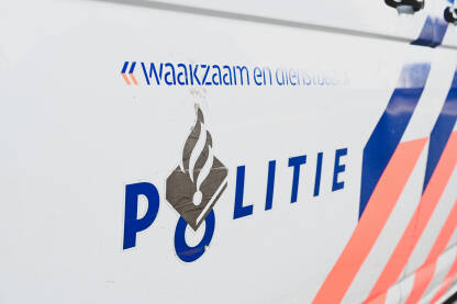 Policijski patrolni automobil na ulici u  Nizozemskoj. Policijsko vozilo parkirano na ulici u Holandiji.
