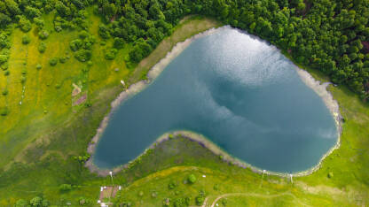 Prekrasno jezero na planini, snimak dronom. Jezero orkuženo šumom. Uloško ili Crvanjsko jezero.