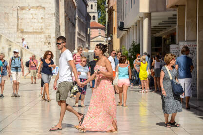 Grupa turista u Zadru, Hrvatska.