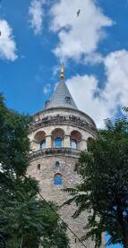 Galata kula u Istanbulu. Turisti u razgledavanju.