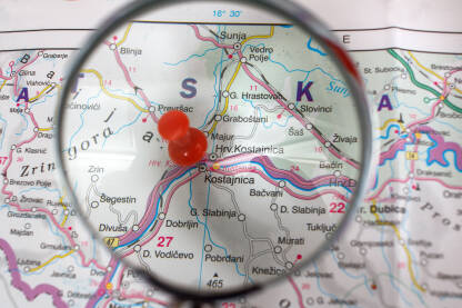 Kostajnica - zakačen grad na mapi pogled kroz lupu