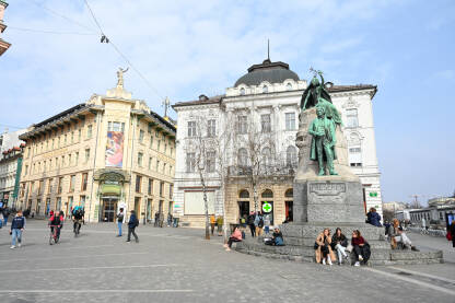 Ljubljana, Slovenija. Zgrade u centru grada. Ljudi na trgu.