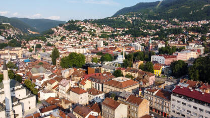 Sarajevo, Bosna i Hercegovina: Panoramski snimak na grad Sarajevo dronom. Glavni grad BiH.