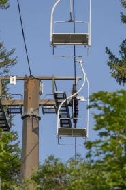 Napuštena i nekorištena gondola na žičari na planini Igman