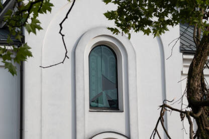 Polomljeno staklo na crkvi Pokrova Presvete Bogorodice u Brodu, posledice jakog nevremena
