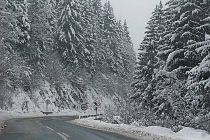 Snijeg na Autoputu, Saobraćajni znakovi.