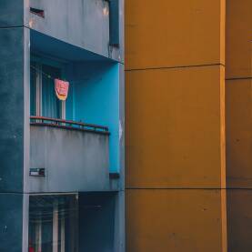 Plava i žuta zgrada u Sarajevu