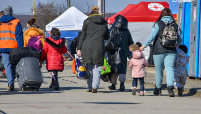 Izbjeglice iz Ukrajine na granici sa Slovačkom. Žene i djeca bježe od rata u Ukrajini. Volonteri na granici Slovačka-Ukrajina pomažu izbjeglicama.