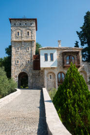 Kapija i ulaz u manastirski konak Tvrdoš. Hram je podignut u 13. vijeku na temeljima crkve iz 4. vijeka.