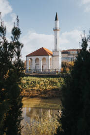 Atik džamija ili Savska džamija,nalazi se na ušću rijeka Brke i Save. Zajedno sa haremom proglašena je za nacionalni spomenik Bosne i Hercegovine.
