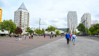 Rotterdam, Nizozemska: Ljudi šetaju u centru grada.