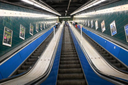 Pokretne stepenice u podzemnoj željezničkoj stanici. Metro.
