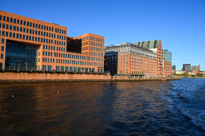 Hamburg, Njemačka: Panoramski pogled na grad pri zalasku sunca. Zgrade u centru grada, pogled sa broda. Elbe river.