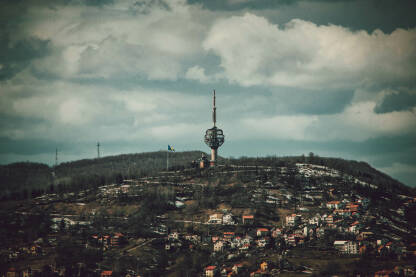 Pogled na brdo Hum na kojem se nalazi Humski repetitor. Humski repetitor je jedan od simbola grada Sarajeva.