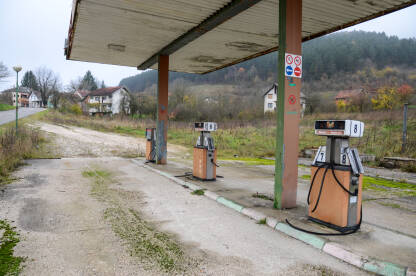 Stara i napuštena benzinska pumpa  u gradu.
