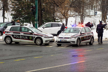 Policijski automobili  na raskrsnici