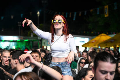 Djevojke se zabavljaju na koncertu. Mladi ljudi na muzičkom festivalu. Mostar summer fest.