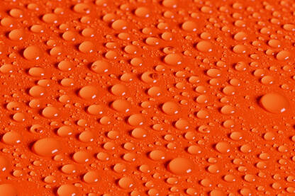 Kišne kapi na narandžastoj pozadini