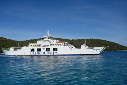 Trajekt na moru. Jadrolinija je hrvatska brodarska i transportna kompanija. Prevoz putnika i vozila brodom.