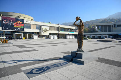 Statua Mirze Delibašića ispred sportskog centra "Skenderija". Mirza Delibašić Kinđe bio je jugoslavenski i bosanskohercegovački košarkaš i trener. Jedan od najboljih strijelaca evropske košarke.