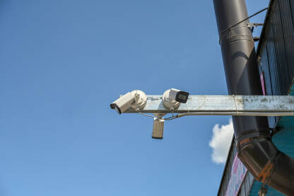 Nadzorna kamera na zgradi. CCTV kamere.