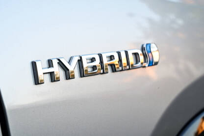 Znak hibridnog automobila. Krupni plan simbola hibridnog vozila.