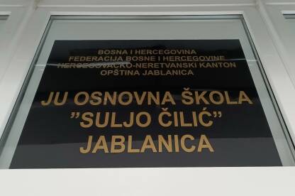 Tabla sa natpisom: Osnovna škola Suljo Čilić Jablanica