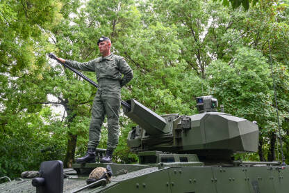 Vojnik na oklopnom borbenom vozilu. Hrvatska vojska u Kninu.