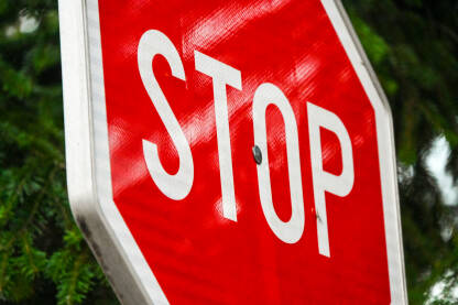 Saobraćajni znak STOP na cesti. Znak stop u gradu. Znak stop na križanju ulica.