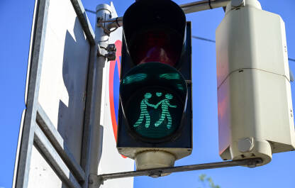 Semafori sa simbolima podrške LGBTIQ zajednici u Beču. Simbol istospolnih parova na semaforu na pješačkom prelazu.