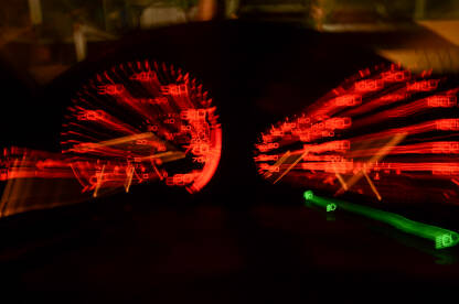 Brzinomjer u automobilu tokom vožnje. Brzina. Ubrzanje automobila i osvjetljeni brzinomjera noću. Osvjetljena instrument tabla u vozilu.