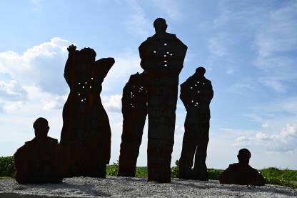 Spomenik u mjestu Ovčara pored Vukovara, Hrvatska. Autor je Dubravko Duić Dunja. Spomenik je podignut u čast 260 hrvatskih branitelja i građana koji su ubijeni u logoru Ovčara, tokom rata 1991. godine