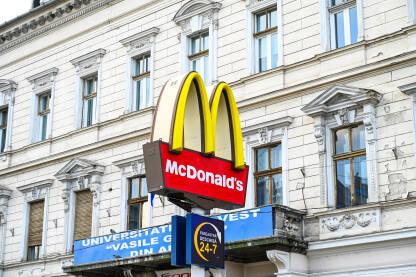 McDonalds znak u gradu. Znak lančane hrane.