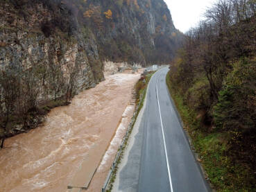 Poplava. Nabujala rijeka, snimak dronom. Poplavljena mala hidroelektrana.