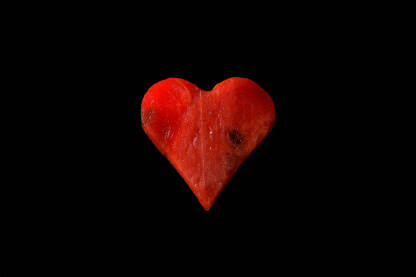 Lubenica u obliku srca na crnoj pozadini