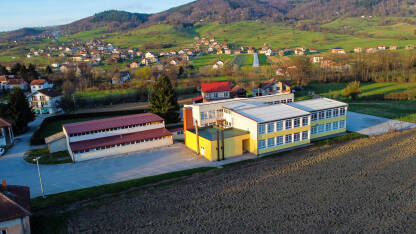 Škola u selu, snimak dronom. Zgrada osnovne škole.