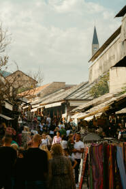 Turisti u starom dijelu grada Mostara