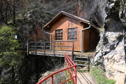 Titova pećina u Drvaru. Titova pećina u Drvaru, BiH. Turistička atrakcija i historijski spomenik.