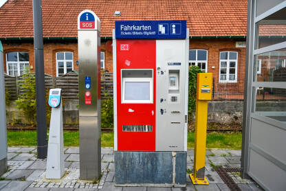 Automat za prodaju karata na željezničkoj stanici.