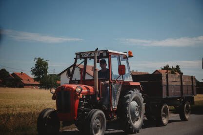 Traktor na cesti