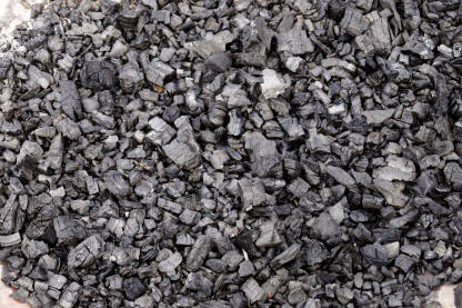 Usitnjeni izgoreni čumur u ložištu.