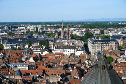 Strasbourg, Francuska: Panoramski pogled na centar grada. Zgrade u gradu.
