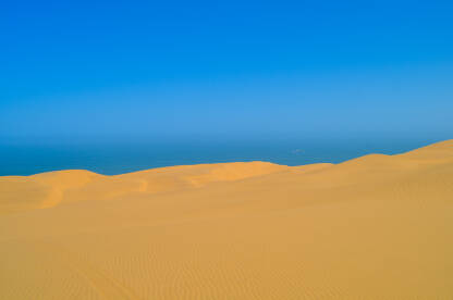 velike pješčane dine pustinje Namibije sa pogledom na Atlanski okean.