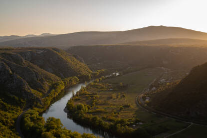 Zlatni prizori zalaska sunca nad poljima uz Neretvu u blizini Čapljine.