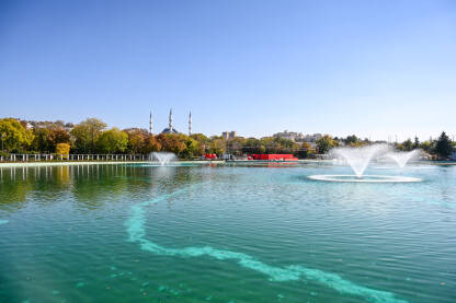 Ankara, Turska, panoramski pogled na grad. Fontana u parku Gençlik ili Omladinski park sa džamijom u daljini.