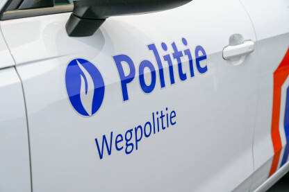 Policijski auto u Belgiji. Grb i naziv belgijske policije. Belgijska federalna policija