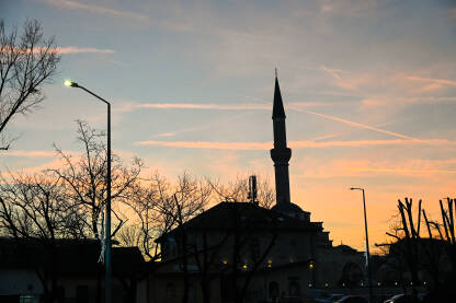 Silueta munare i džamije tokom zalaska sunca. Ferhadija džamija, Banja Luka, Bosna i Hercegovina. Simbol Islama.